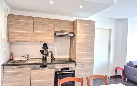 Le Clos Fontaine: Møbel, Indretning, Gulvbelægning, Køkken, Træ, Countertop, Cabinetry, Etage, Køkken Apparat, Større Bandage