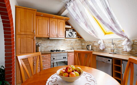 Gabor: Cabinetry, Bord, Møbel, Ejendom, Bordservice, Countertop, Køkken, Mad, Træ, Orange