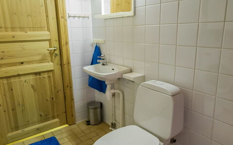 Ylläskuru D 2: Møbel, Indretning, Gulvbelægning, Etage, Træ, Bord, Værelse, Loft, Belysning, Lejlighed