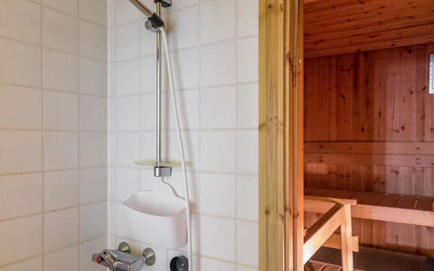 Ylläskuru D 2: Møbel, Indretning, Gulvbelægning, Etage, Træ, Bord, Værelse, Loft, Belysning, Lejlighed