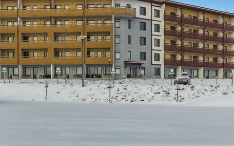 Ylläs Chalets 2101: Møbel, Stol, Udendørs Møbler, Bord, Træ, Udendørs Bord, Køkken & Spisebord, Skygge, Have, Paraply