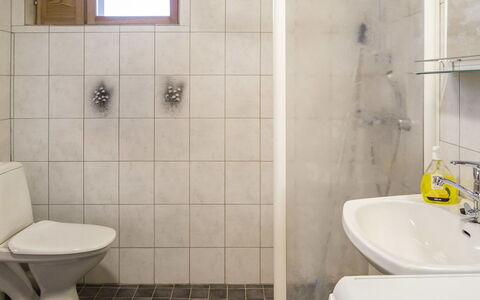 Lapinkulta B: Toiletbræt, Badeværelse, Toilet, Gulvbelægning, Sanitærarmatur, Etage, Væg, Indretning, Badeværelsesvask, Håndvask