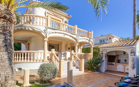 Villa Toscana: Plante, Blå, Himmel, Vand, Bygning, Azure, Træ, Arecales, Fritid, Boligområde
