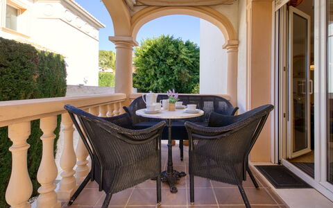 Villa Toscana: Møbel, Bord, Ejendom, Plante, Stol, Træ, Skygge, Bygning, Arkitektur, Indretning
