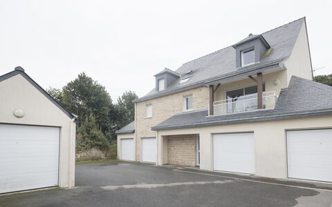 Quiberon 242: Bygning, Himmel, Garagedør, Vejbelægning, Hus, Land Lot, Asfalt, Træ, Vindue