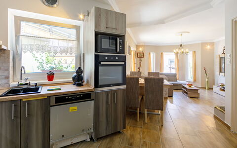 Ildiko: Køkkenvask, Cabinetry, Countertop, Håndvask, Møbel, Bygning, Træ, Køkken Apparat, Belysning, Køkken