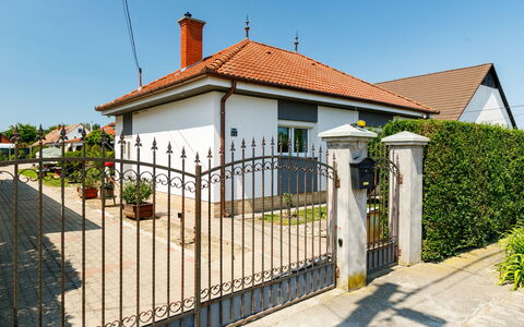 Ildiko: Himmel, Plante, Ejendom, Bygning, Vindue, Hus, Land Lot, Hegn, Kvarter