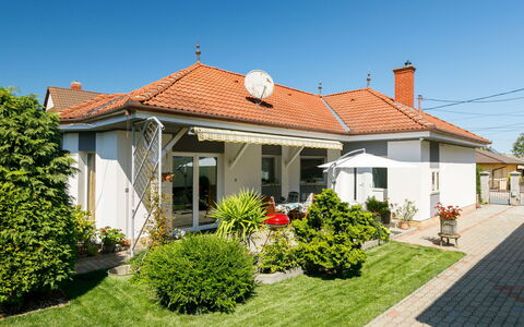 Ildiko: Himmel, Plante, Bygning, Ejendom, Vindue, Dør, Hus, Træ, Land Lot, Sommerhus