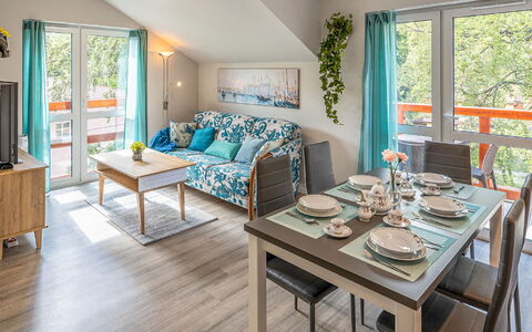 Holiday Mountain Residence: Bord, Møbel, Billedramme, Ejendom, Azure, Indretning, Træ, Couch, Etage, Hus