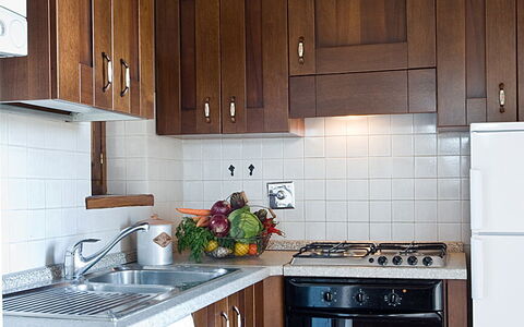 Villa Miravalle: Cabinetry, Countertop, Ejendom, Håndvask, Køkkenvask, Bygning, Komfur, Køkken, Køkken Apparat, Træ