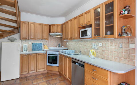 Loukov U Semil: Køkken, Køkken Apparat, Countertop, Cabinetry, Større Bandage, Gulvbelægning, Træ, Indretning, Etage, Møbel