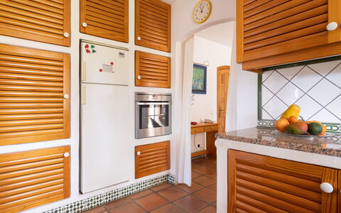 Finca Ingala: Ejendom, Cabinetry, Bygning, Orange, Indretning, Træ, Belysning, Husholdningsapparat, Køkken, Hus