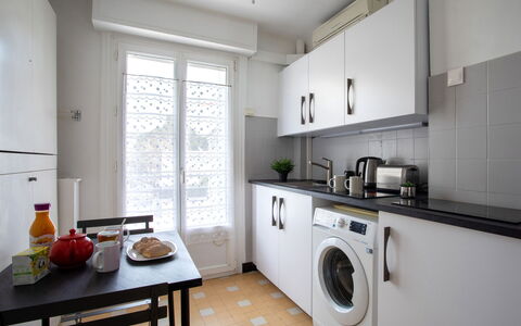 Le Cormoran: Ejendom, Møbel, Vaskerum, Køkken Apparat, Cabinetry, Bord, Køkken, Indretning, Countertop, Vindue