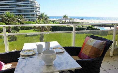 Canet-Plage 180: Ejendom, Bord, Ejendom, Møbel, Altan, Bygning, Værelse, Ferie, Udvej, Restaurant