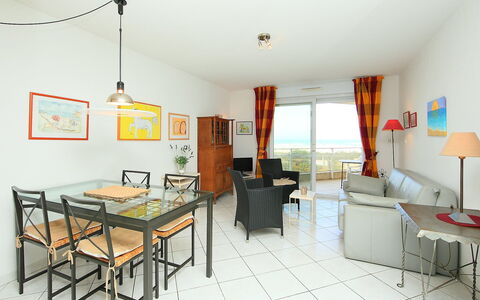 Canet-Plage 180: Værelse, Ejendom, Møbel, Indretning, Bygning, Hus, Stue, Gul, Etage, Bord