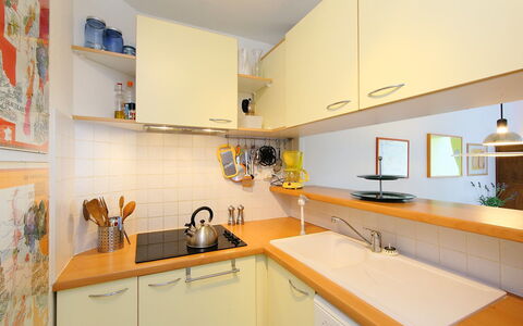 Canet-Plage 180: Ejendom, Værelse, Køkken, Gul, Møbel, Cabinetry, Hus, Bygning, Countertop, Indretning