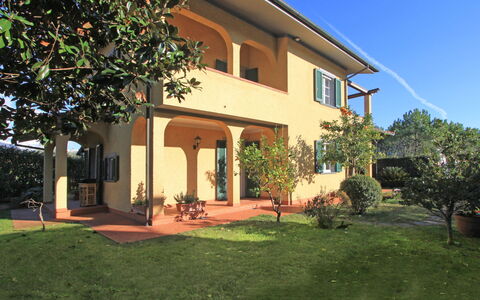 Villa Anna: Plante, Bygning, Ejendom, Himmel, Vindue, Træ, Skygge, Dør, Belysning, Arkitektur