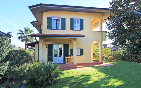 Villa Anna: Plante, Bygning, Himmel, Ejendom, Vindue, Træ, Hus, Land Lot, Sommerhus, Kvarter