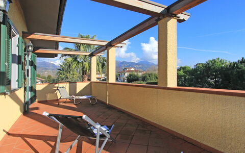 Villa Anna: Himmel, Ejendom, Skygge, Azure, Bygning, Træ, Indretning, Træ, Etage, Line