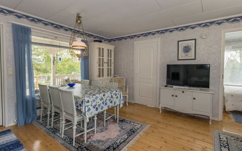 Salmiranta: Møbel, Stol, Udendørs Møbler, Bord, Træ, Udendørs Bord, Køkken & Spisebord, Skygge, Have, Paraply