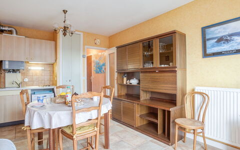 Résidence les Béniguets: Møbel, Bord, Billedramme, Stol, Cabinetry, Træ, Stue, Køkken, Indretning, Bejdse