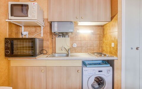 Résidence les Béniguets: Cabinetry, Køkkenvask, Countertop, Håndvask, Ejendom, Tap, Møbel, Køkken Apparat, Sanitærarmatur, Husholdningsapparat