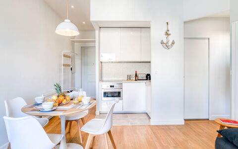 Villa Brillante: Møbel, Bord, Ejendom, Cabinetry, Træ, Countertop, Orange, Indretning, Stol