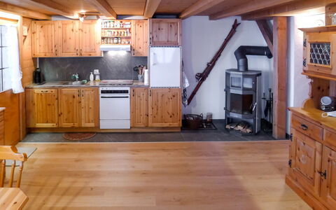 Alpetta: Cabinetry, Møbel, Countertop, Skuffe, Køkken, Træ, Bygning, Husholdningsapparat, Gulvbelægning, Køkken Apparat