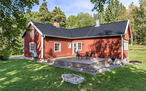 Aspenäs: Plante, Himmel, Ejendom, Vindue, Bygning, Træ, Hus, Sky, Træ, Naturlige Landskab