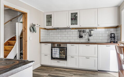 Aspenäs: Cabinetry, Countertop, Komfur, Køkken, Træ, Køkken Apparat, Indretning, Bejdse, Gulvbelægning, Etage