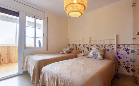 Vimar: Møbel, Bygning, Ejendom, Vindue, Komfort, Dekoration, Azure, Træ, Bed Frame, Indretning
