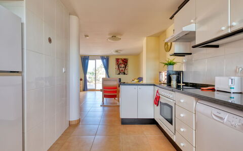Jardines de Denia i: Cabinetry, Bygning, Countertop, Møbel, Køkken Apparat, Komfur, Hus, Køkken, Husholdningsapparat, Stol