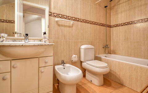 Jardines de Denia i: Brun, Spejl, Ejendom, Sanitærarmatur, Toilet, Tap, Badeværelse, Badeværelsesskab, Purple, Håndvask