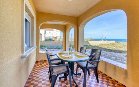Casita Mar: Bord, Møbel, Ejendom, Himmel, Vindue, Stol, Plante, Azure, Indretning, Skygge