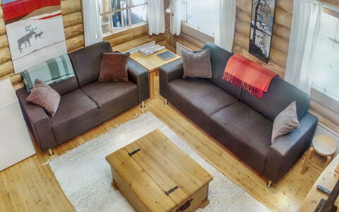 Vuosselin Kuukkeli: Couch, Træ, Møbel, Stue, Hjem, Indretning, Gulvbelægning, Etage, Lejlighed