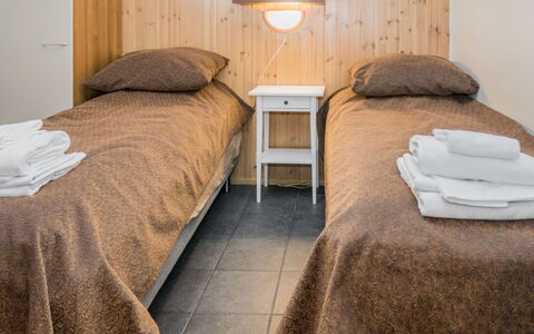 Rukatonttu D 13: Seng, Soveværelse, Sengetøj, Sengetøj, Væg, Etage, Træ, Gulvbelægning, Indretning, Møbel