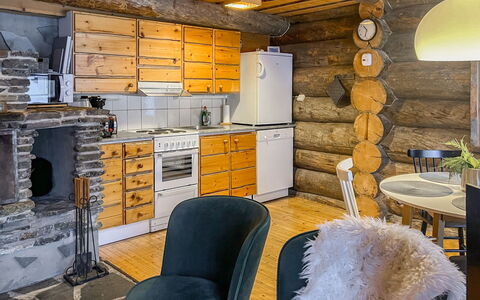 Kelotorppa a: Træ, Loft, Hjem, Sommerhus, Møbel, Bjælkehytte, Værelse, Bejdse, Lysarmatur, Køkken