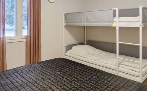 Iso-Karpalo B: Seng, Soveværelse, Etage, Sengetøj, Gulvbelægning, Sengetøj, Træ, Indretning, Sengetøj, Bed Frame