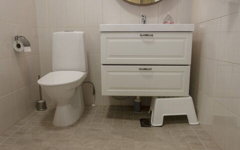 Iso-Karpalo B: Gulvbelægning, Etage, Toiletbræt, Indretning, Toilet, Badeværelsesskab, Sanitærarmatur, Badeværelse, Cabinetry, Flise