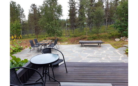 Riekkotupa: Møbel, Stol, Udendørs Møbler, Bord, Træ, Udendørs Bord, Køkken & Spisebord, Skygge, Have, Paraply