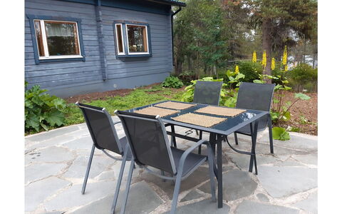 Riekkotupa: Møbel, Stol, Udendørs Møbler, Bord, Træ, Udendørs Bord, Køkken & Spisebord, Skygge, Have, Paraply