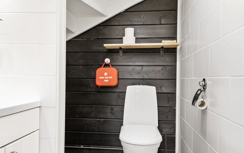 Villa Karren: Gulvbelægning, Etage, Toiletbræt, Indretning, Toilet, Badeværelse, Flise, Sanitærarmatur, Bejdse