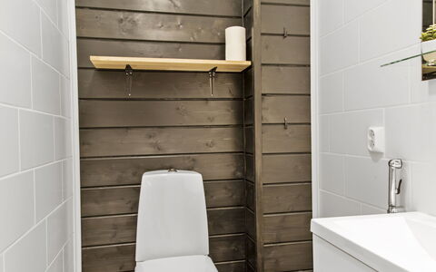 Villa Karren: Gulvbelægning, Væg, Etage, Træ, Toilet, Toiletbræt, Indretning, Badeværelse, Sanitærarmatur, Flise