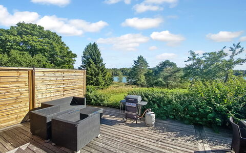 Kirsikkaranta 1: Himmel, Udendørs Møbler, Hårdttræ, Dæk, Planke, Have, Skygge, Bejdse, Landscaping, Stol
