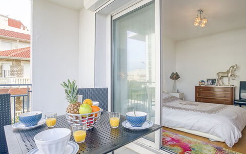 Océana: Bord, Møbel, Ejendom, Plante, Vindue, Azure, Bygning, Cabinetry, Textile, Stol