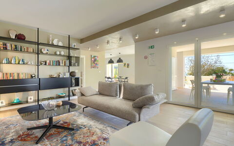 Laura: Møbel, Bord, Couch, Billedramme, Reol, Plante, Belysning, Indretning, Stue, Etage
