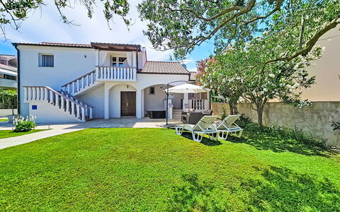 Tone: Boligområde, Hjem, Hus, Estate, Skygge, Lawn, Have, Landscaping, Hacienda, Altan