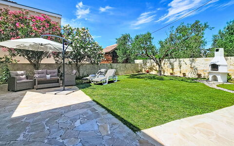 Tone: Have, Flise, Lawn, Landscaping, Skygge, Backyard, Gård, Estate, Walkway, Gårdsplads