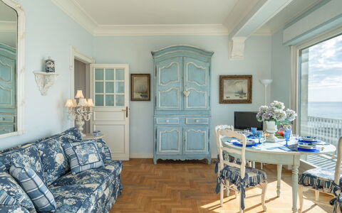 Riva Ligure 607: Møbel, Billedramme, Ejendom, Bord, Vindue, Blå, Bygning, Azure, Træ, Stol