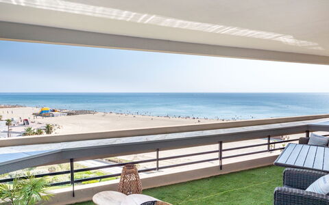 Canet-Plage 500: Himmel, Vand, Bygning, Møbel, Ejendom, Azure, Skygge, Udendørs Møbler, Træ, Hus